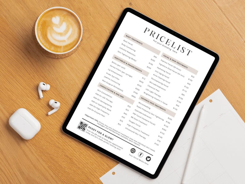 Może przedstawiać: Tablet cyfrowy wyświetlający cennik zabieg&oacute;w kosmetycznych. Lista zawiera zabiegi pielęgnacyjne ciała, iniekcje i ulepszenia, konsultacje i dodatki, zabiegi na twarz i sk&oacute;rę, zaawansowane zabiegi pielęgnacyjne sk&oacute;ry i microblading. Tablet leży na drewnianej powierzchni z filiżanką kawy, parą bezprzewodowych słuchawek i blokiem notesowym.