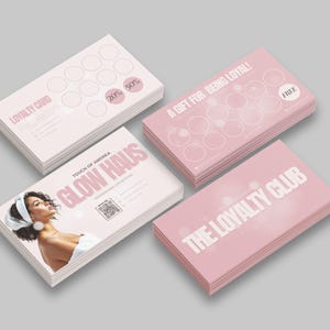 Puede incluir: Un montón de tarjetas de fidelización rosas y blancas con el texto "LOYALTY CARD", "GLOW HAUS" y "THE LOYALTY CLUB". Algunas tarjetas tienen la imagen de una mujer y un código QR. Otras tarjetas tienen círculos y el texto "20%" y "50%" o "FREE".