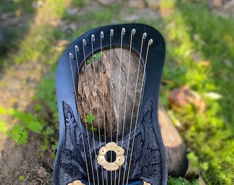 Arpa de lira de palisandro artesanal: diseño floral negro y dorado, lira de 10 cuerdas