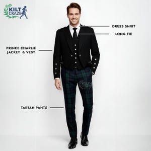 Könnte beinhalten: Ein formelles Outfit mit einer schwarzen Prince Charlie Jacke und Weste, einem weißen Hemd und einer langen Krawatte. Das Ensemble umfasst eine Tartanhose in Grün- und Blautönen. Das Kilt Craze Logo ist sichtbar.