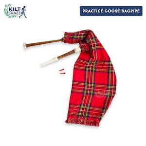 Könnte beinhalten: Eine rot karierte Übungs-Gänse-Dudelsackpfeife mit Holzteilen und einem weißen Spielpfeife. Die Dudelsackpfeife hat einen rot karierten Sack mit gelben und blauen Akzenten. Der Text "PRACTICE GOOSE BAGPIPE" steht in einem blauen Rechteck.