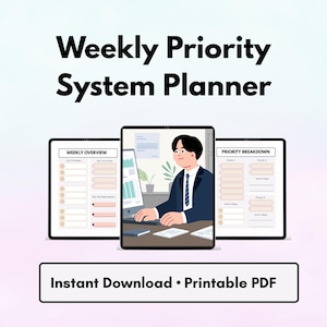 Könnte beinhalten: Ein digitaler Planer mit dem Text "Weekly Priority System Planner" auf drei Tablets. Das mittlere Tablet zeigt eine Person, die an einem Computer arbeitet. Der untere Teil des Bildes lautet "Instant Download • Printable PDF".