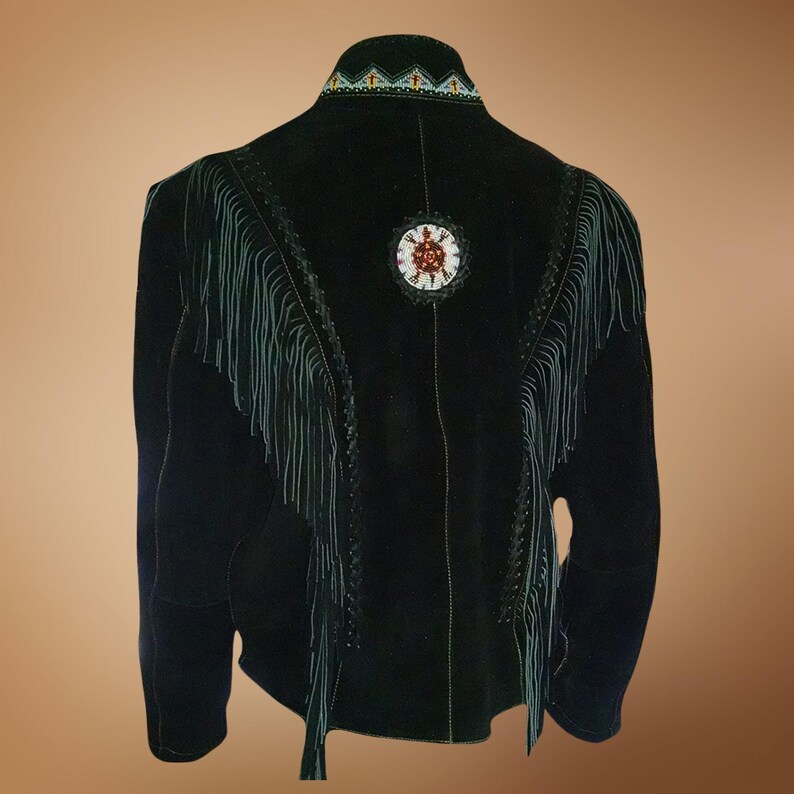 Puede incluir: Chaqueta de ante negro con detalles de flecos y adornos de cuentas. La chaqueta tiene un dise&ntilde;o redondo de cuentas en la espalda.