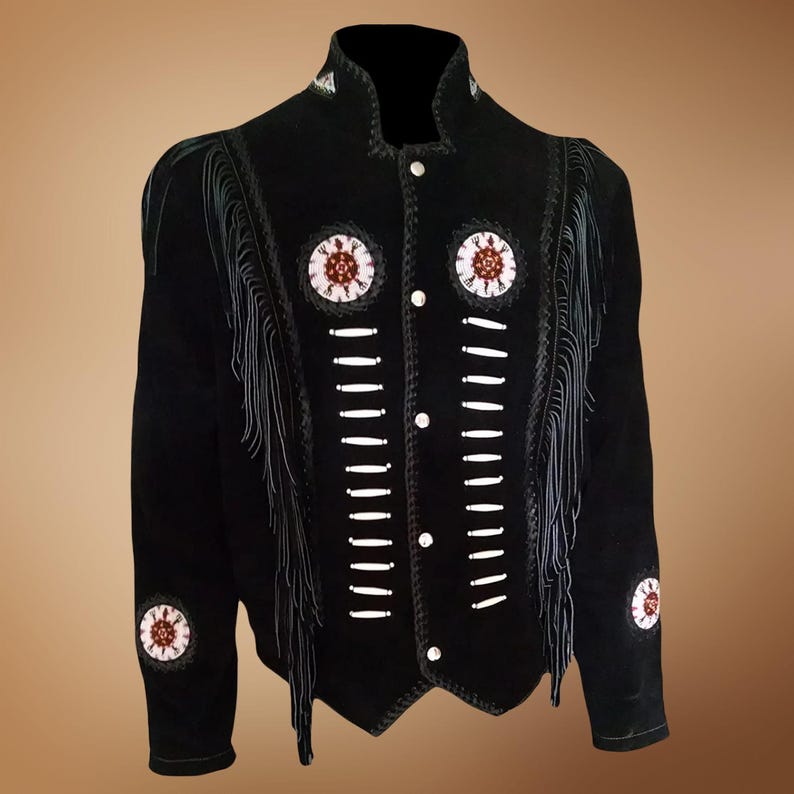 Puede incluir: Una chaqueta de ante negro con detalles de flecos y adornos de cuentas. La chaqueta tiene un cuello alto y cierre de botones.