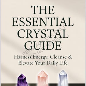 Può includere: Una guida digitale intitolata THE ESSENTIAL CRYSTAL GUIDE con il sottotitolo Harness Energy, Cleanse & Elevate Your Daily Life. Il documento presenta illustrazioni di tre cristalli: un'ametista viola, un quarzo rosa e una punta di quarzo trasparente.