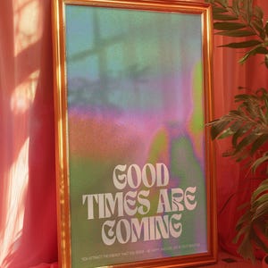 Póster tipográfico retro «Se acercan los buenos tiempos»: arte mural positivo con un estilo de decoración inspirado en la dopamina.