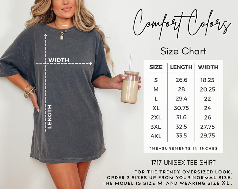 Pode incluir: Uma camiseta unissex cinza carv&atilde;o com uma tabela de tamanhos e o texto "Comfort Colors". A tabela de tamanhos mostra medidas em polegadas para os tamanhos S a 4XL. O texto abaixo diz "1717 Unisex Tee Shirt."