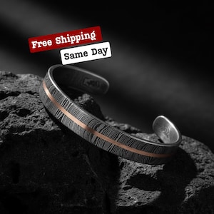 Brazalete de acero de Damasco forjado a mano con incrustaciones de cobre y latón.