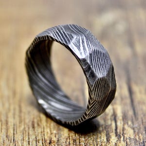 Bague à facettes en acier damas, bague en acier damas torsadée bague en acier damas faite main homme alliance bague de fiançailles cadeau de Noël pour lui