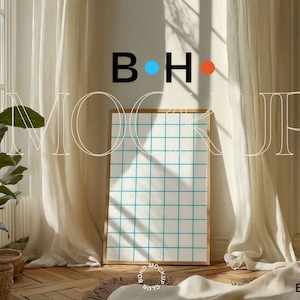 Puede incluir: Un marco de madera con un patr&oacute;n de cuadr&iacute;cula blanca en el interior, apoyado contra una pared blanca con cortinas blancas a cada lado. El texto "B.H. MOCKUP CLUB" est&aacute; escrito en blanco en el suelo frente al marco.
