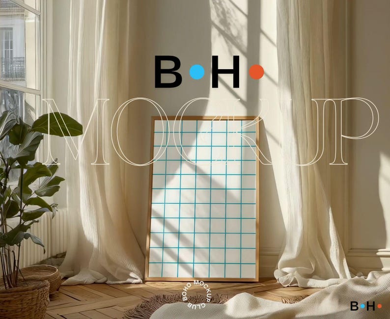 Puede incluir: Un marco de madera con un patr&oacute;n de cuadr&iacute;cula blanca en el interior, apoyado contra una pared blanca con cortinas blancas a cada lado. El texto "B.H. MOCKUP CLUB" est&aacute; escrito en blanco en el suelo frente al marco.