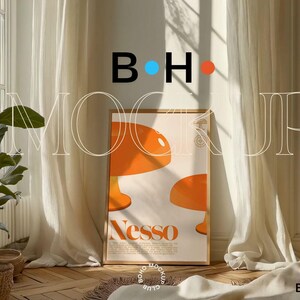 Puede incluir: Un p&oacute;ster enmarcado con un dise&ntilde;o abstracto naranja y blanco. El p&oacute;ster tiene la palabra "Nesso" impresa en &eacute;l. El p&oacute;ster est&aacute; colgado en una pared blanca en una habitaci&oacute;n con cortinas blancas.