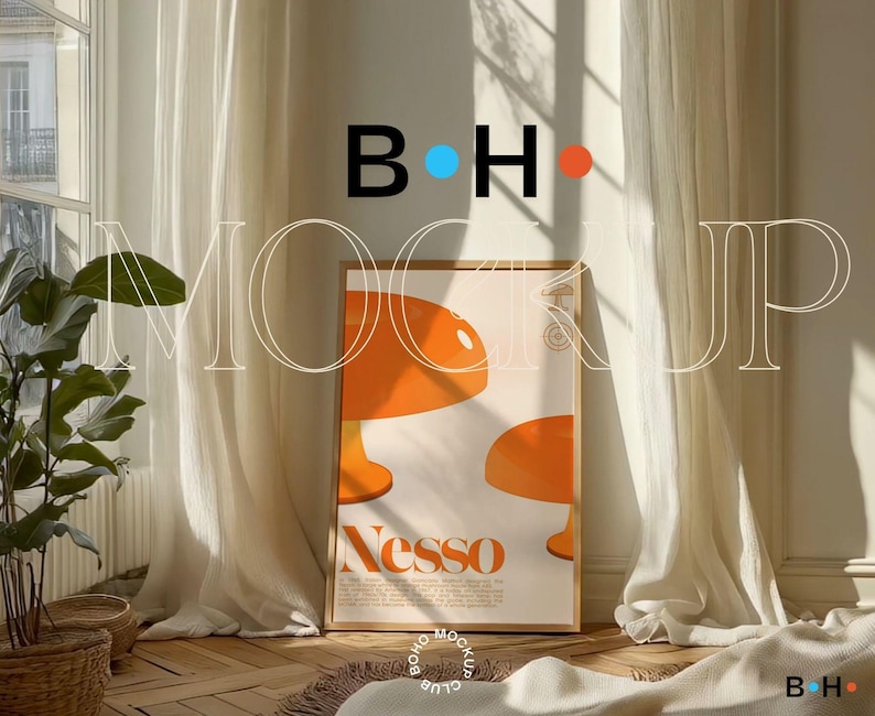 Puede incluir: Un p&oacute;ster enmarcado con un dise&ntilde;o abstracto naranja y blanco. El p&oacute;ster tiene la palabra "Nesso" impresa en &eacute;l. El p&oacute;ster est&aacute; colgado en una pared blanca en una habitaci&oacute;n con cortinas blancas.