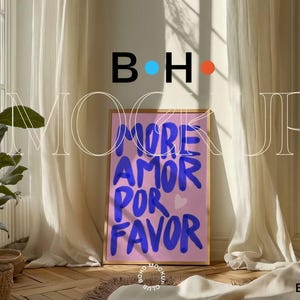 Puede incluir: Un p&oacute;ster enmarcado con fondo rosa y letras azules que dice "More Amor Por Favor". El p&oacute;ster est&aacute; colgado en una pared blanca en una habitaci&oacute;n con cortinas blancas.