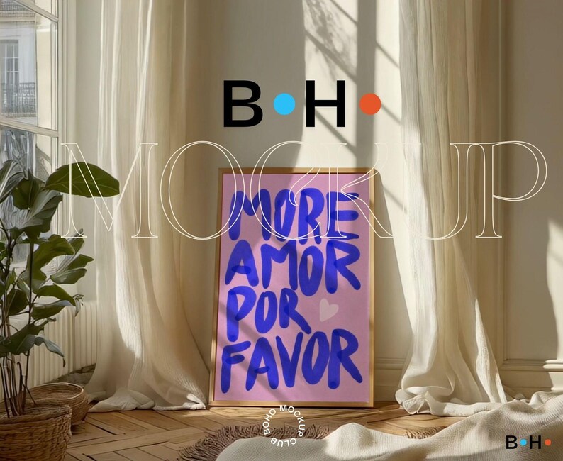 Puede incluir: Un p&oacute;ster enmarcado con fondo rosa y letras azules que dice "More Amor Por Favor". El p&oacute;ster est&aacute; colgado en una pared blanca en una habitaci&oacute;n con cortinas blancas.