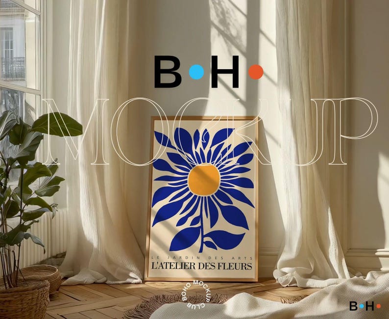 Puede incluir: Una impresi&oacute;n enmarcada de una flor estilizada azul y blanca con un centro amarillo. La impresi&oacute;n se titula "L'ATELIER DES FLEURS" y se coloca contra una pared blanca con cortinas blancas.