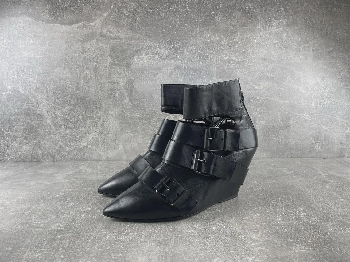 EL Avant Garde Leather Gothic Buckle Black Wedge Ankle Italian Boots Size EU 39 2000s, photo 1 sur 5