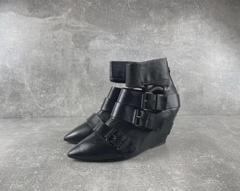 EL Avant Garde Leather Gothic Buckle Black Wedge Ankle Italian Boots Size EU 39 2000s