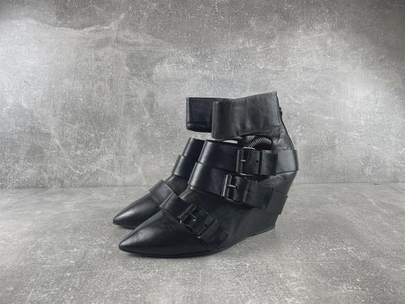 EL Avant Garde Leather Gothic Buckle Black Wedge Ankle Italian Boots Size EU 39 2000s