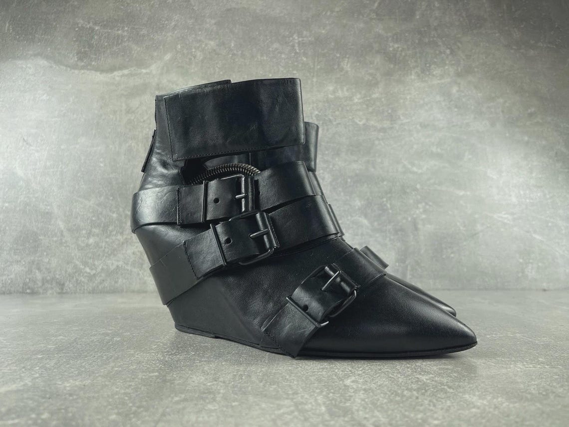 EL Avant Garde Leather Gothic Buckle Black Wedge Ankle Italian Boots Size EU 39 2000s, photo 2 sur 5