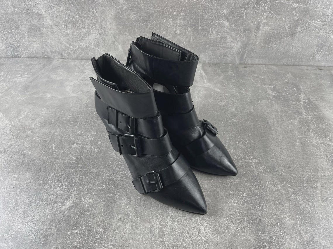 EL Avant Garde Leather Gothic Buckle Black Wedge Ankle Italian Boots Size EU 39 2000s, photo 3 sur 5