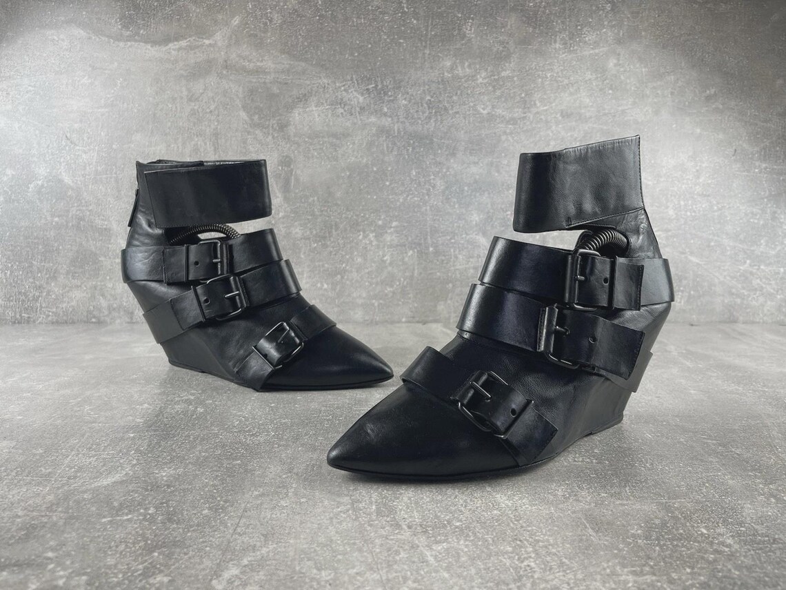 EL Avant Garde Leather Gothic Buckle Black Wedge Ankle Italian Boots Size EU 39 2000s, photo 4 sur 5