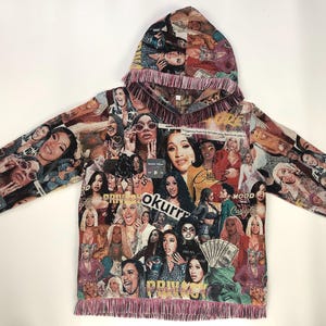 Puede incluir: Una sudadera con capucha de manga larga con ribete de flecos rosa. La sudadera está cubierta de un collage de imágenes de mujeres, incluidas celebridades, y presenta el texto "okurr" y "mood".