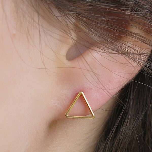 Orecchini a triangolo, triangolo borchie, piccole borchie oro, orecchini, borchie, piccoli orecchini, orecchino semplice, piccolo orecchino, orecchino ragazza, minimalista