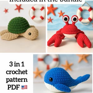 Pode incluir: Um pacote de 3 padr&otilde;es de croch&ecirc; em PDF com tr&ecirc;s peluches: uma tartaruga verde e bege, um caranguejo vermelho brilhante com olhos grandes e uma baleia azul e branca. Cada criatura &eacute; feita com um acabamento de fio texturizado e formas suaves.