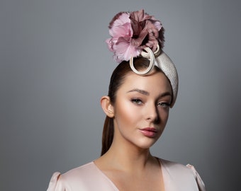 Cappello con dettaglio fiore di piume, cappello di feltro, colore personalizzato, cappello da sposa, modisteria - Giglio