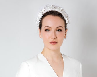 Tocado de velo con flores de encaje, diadema de boda, sombrerería moderna, blanquecino - Ianthia