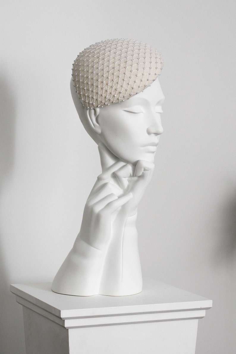 Cappello con perline Petit per matrimonio, cappello in feltro con rete di perline, copricapo da sposa con strass affascinate, copricapo da sposa Orana immagine 3