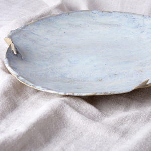 Plato de cerámica azul, plato azul y blanco hecho a mano, plato de fruta grande antiguo hecho a mano, regalo único de cerámica hecho a mano para el hogar, plato grande para decoración del hogar