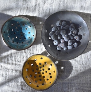 keramische kleurrijke mini fruitzeef, keramische fruitwaskommen, aardbei fruitzeef, keramische zeef keramiek minimalistisch keukendecor