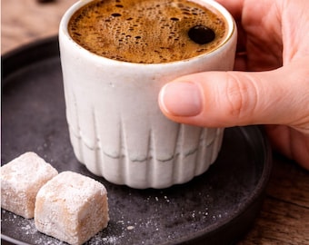 Taza y platillo de cerámica para espresso hechos a mano, blanco moderno con borde dorado