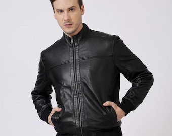Chaqueta bomber de piel de oveja negra: moda minimalista para hombre