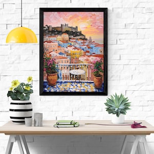 K&ouml;nnte beinhalten: Ein gerahmtes &Ouml;lgem&auml;lde, das eine mediterrane Stadtlandschaft bei Sonnenuntergang mit einem Balkon im Vordergrund zeigt. Die Szene umfasst eine Burg auf einem H&uuml;gel, bunte Geb&auml;ude, einen kleinen runden Tisch mit einem Glas und zwei gro&szlig;e Topfpflanzen.