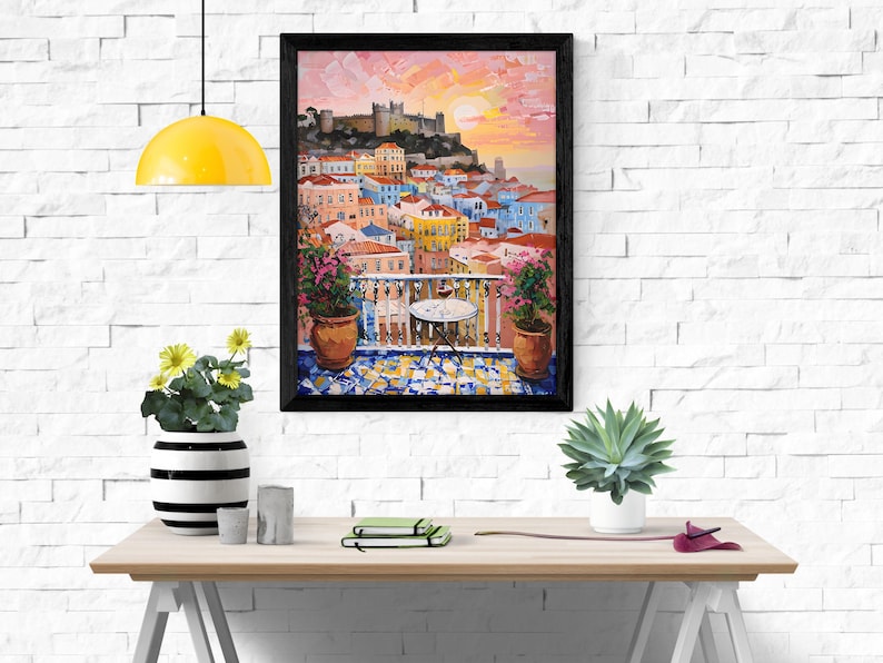K&ouml;nnte beinhalten: Ein gerahmtes &Ouml;lgem&auml;lde, das eine mediterrane Stadtlandschaft bei Sonnenuntergang mit einem Balkon im Vordergrund zeigt. Die Szene umfasst eine Burg auf einem H&uuml;gel, bunte Geb&auml;ude, einen kleinen runden Tisch mit einem Glas und zwei gro&szlig;e Topfpflanzen.
