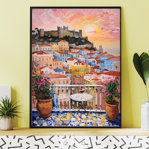 K&ouml;nnte beinhalten: Ein gerahmtes &Ouml;lgem&auml;lde, das eine mediterrane Stadtlandschaft bei Sonnenuntergang zeigt. Die Szene umfasst einen Balkon mit einem kleinen runden Tisch, einem Weinglas und zwei gro&szlig;en Terrakottat&ouml;pfen mit rosa Blumen, die &uuml;ber die H&auml;user blicken.