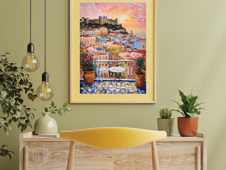 K&ouml;nnte beinhalten: Ein gerahmter Kunstdruck mit einem &Ouml;lgem&auml;lde eines mediterranen Balkons mit Blick auf eine K&uuml;stenstadt mit einer Burg auf einem H&uuml;gel bei Sonnenuntergang. Die Szene zeigt rosa Blumen in T&ouml;pfen, einen kleinen runden Tisch und einen blau-gelben Fliesenboden.