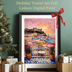 K&ouml;nnte beinhalten: Ein gerahmter Digitaldruck mit dem Titel Holiday Travel Art Gift Lisbon Digital Print, der ein impressionistisches Gem&auml;lde einer Lissabonner Stadtlandschaft bei Sonnenuntergang mit Balkon, Topfpflanzen, Tisch und roter Schleife zeigt.