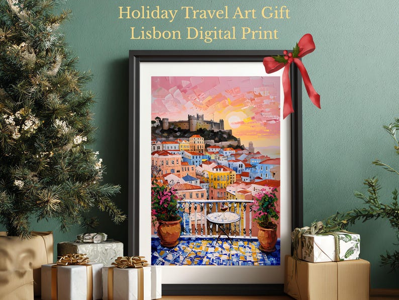 K&ouml;nnte beinhalten: Ein gerahmter Digitaldruck mit dem Titel Holiday Travel Art Gift Lisbon Digital Print, der ein impressionistisches Gem&auml;lde einer Lissabonner Stadtlandschaft bei Sonnenuntergang mit Balkon, Topfpflanzen, Tisch und roter Schleife zeigt.