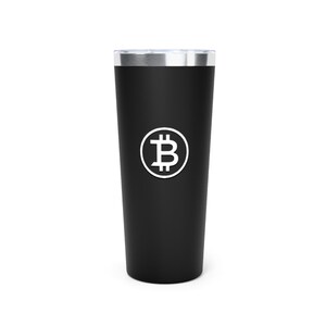 Puede incluir: Un vaso de acero inoxidable negro con un logotipo de Bitcoin blanco. El vaso tiene una tapa plateada.