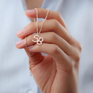 Collar con iniciales de enamorados y un pequeño corazón: delicado colgante de plata de ley personalizado, regalo para enamorados, esposas y cumpleaños.