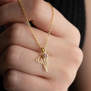 Collar minimalista de plata de ley con flor y piedra de nacimiento: un regalo especial para ti y tus seres queridos.