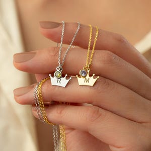 Collar minimalista con inicial grabada de corona de reina y piedra de nacimiento - Colgante de plata de ley con letra personalizada - Regalo para mamá primeriza
