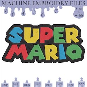 Pode incluir: Ficheiros de bordado à máquina com o texto "SUPER MARIO" em cores vibrantes. O design está disponível em tamanhos que variam de 5 cm a 18 cm de largura. Inclui vários formatos de ficheiro como EXP, DST, HUS, JEF, PES, VP3, SEW e XXX.