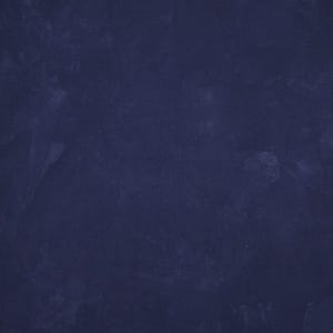 Puede incluir: Una tela azul oscuro con una superficie texturizada y un sutil patrón de cuadrícula. La tela tiene un aspecto moteado, con áreas más claras que crean profundidad. El efecto general es un color rico y sólido con una calidad táctil.