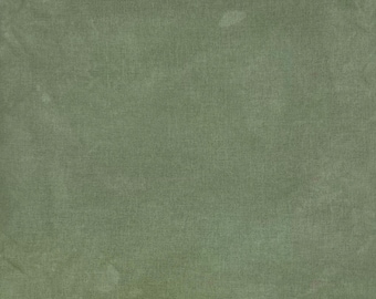 Puede incluir: Una tela verde oliva lisa con un aspecto texturizado. La tela tiene un efecto sutil y moteado, con variaciones de tono en toda la superficie. El color general es un verde terroso y apagado, adecuado para diversos proyectos de artesanía y diseño.