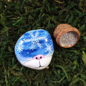 Geschilderde steen, kat met sneeuwvlokken, winter, Kerstmis, handgeschilderd